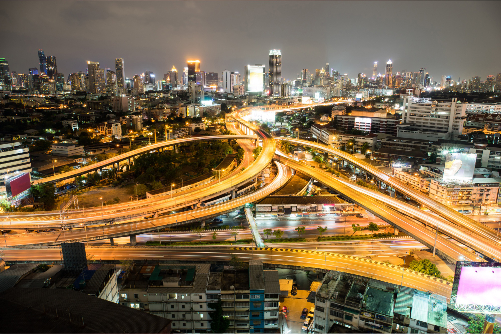 Vista de una ciudad con alta actividad vehicular