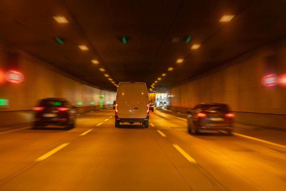 Vehículos de transporte circulando en una vía urbana