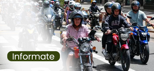 Motociclistas en la vía representando el amparo de transporte